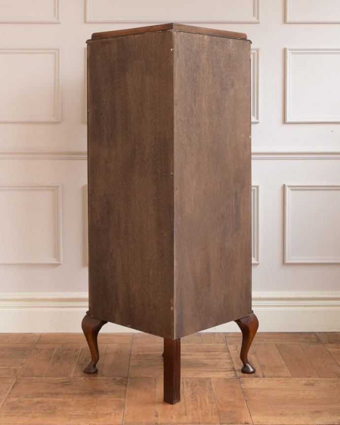 アンティークのキャビネット　アンティーク家具　アンティークのコーナー家具、ミラーがキラッと輝くガラスキャビネット。もちろん後姿もキレイですアンティークは新品ではないので、もちろん経年変化によるキズはありますが、専門の職人が修復しているので、後ろ姿までキレイです。(q-2108-f)