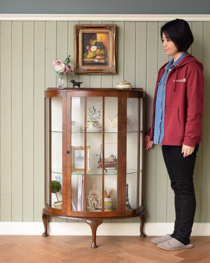 アンティークのキャビネット　アンティーク家具　イギリスのアンティーク家具、飾って楽しむハーフムーンガラスキャビネット。キラキラな毎日が過ごせるガラスのキャビネットガラス面に描かれたキラキラの絵が美しいガラスのキャビネット。(q-2109-f)
