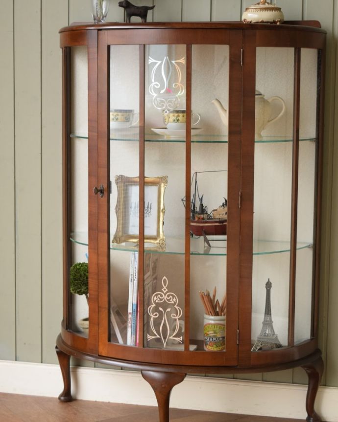 アンティークのキャビネット　アンティーク家具　イギリスのアンティーク家具、飾って楽しむハーフムーンガラスキャビネット。ガラスに描かれたキラキラ輝く絵キラキラに輝く絵が描かれたガラス扉越しに中をのぞくと、中に入れたものが全部が宝物に見えてきます。(q-2109-f)