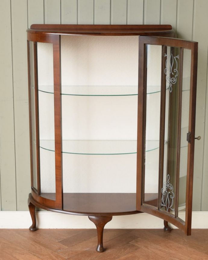 アンティークのキャビネット　アンティーク家具　イギリスのアンティーク家具、飾って楽しむハーフムーンガラスキャビネット。扉を開けて中を見てみると…背板は新しい生地に張り替えました。(q-2109-f)