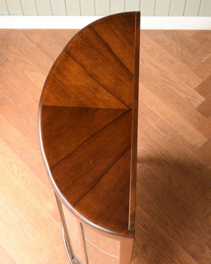 アンティークのキャビネット　アンティーク家具　イギリスのアンティーク家具、飾って楽しむハーフムーンガラスキャビネット。こんな形をしたキャビネットです。(q-2109-f)