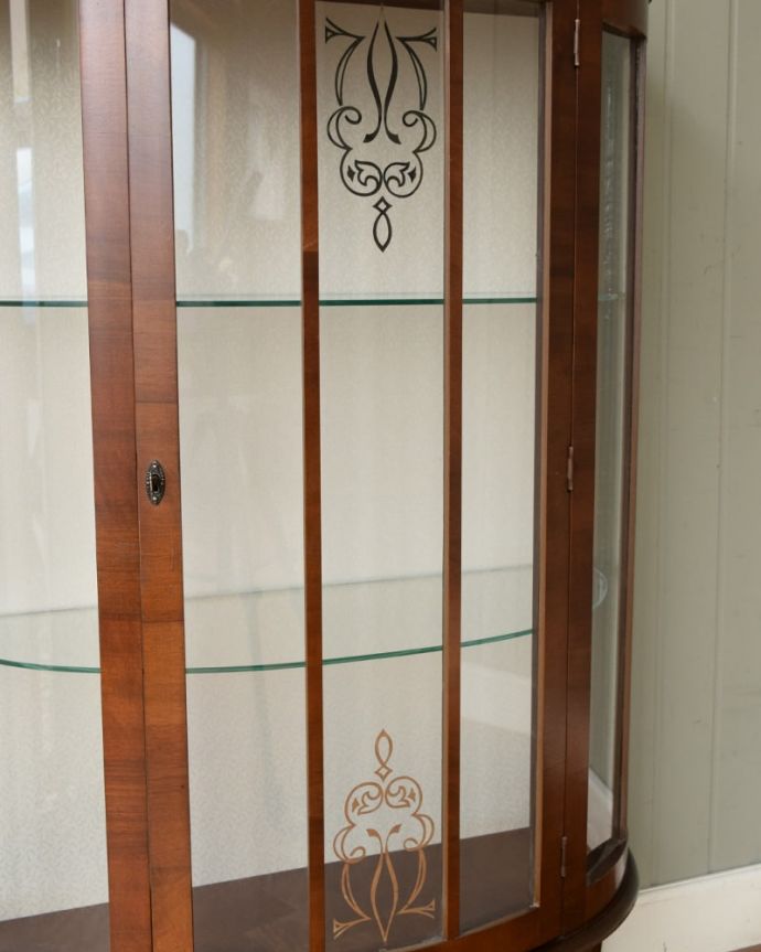 アンティークのキャビネット　アンティーク家具　イギリスのアンティーク家具、飾って楽しむハーフムーンガラスキャビネット。キレイに残っていてくれましたガラスに描かれている絵は剥がれているものが多いんだけれど、この子はしっかりキレイに残っていてくれました。(q-2109-f)