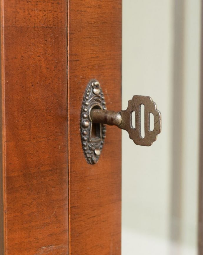 アンティークのキャビネット　アンティーク家具　イギリスのアンティーク家具、飾って楽しむハーフムーンガラスキャビネット。開ける度にワクワク鍵が取っ手になっているので、中を開ける度にまるで宝箱を開ける気分です。(q-2109-f)