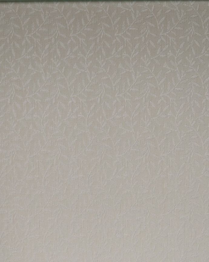 アンティークのキャビネット　アンティーク家具　イギリスのアンティーク家具、飾って楽しむハーフムーンガラスキャビネット。新しく貼り替えましたキャビネットに似合う生地を選んで張り替えた背板。(q-2109-f)