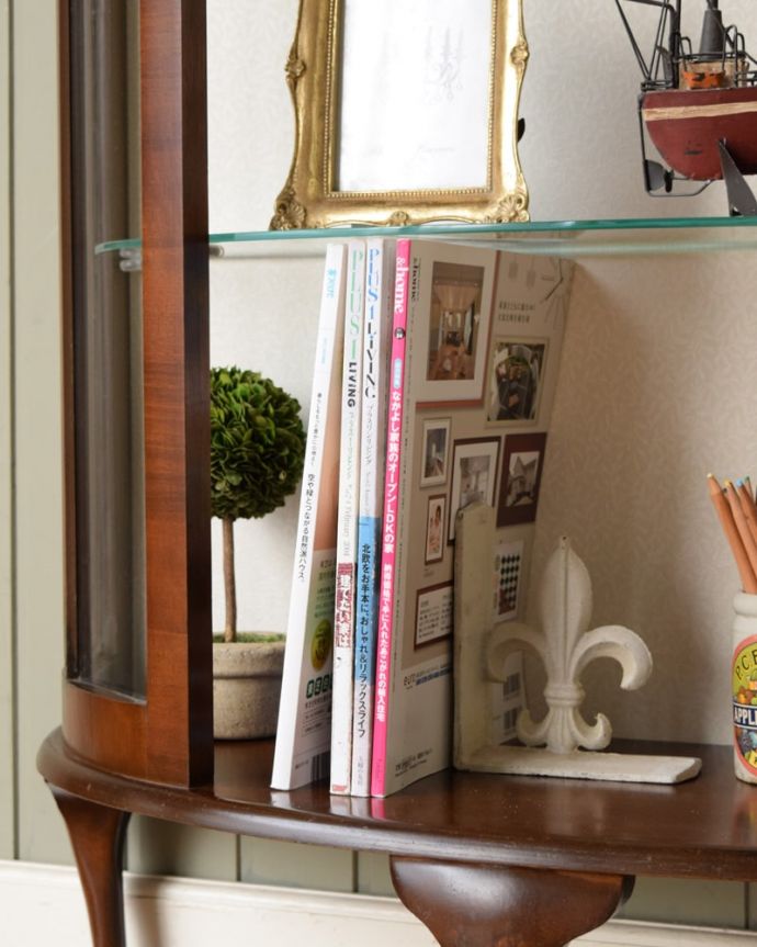 アンティークのキャビネット　アンティーク家具　イギリスのアンティーク家具、飾って楽しむハーフムーンガラスキャビネット。扉の中は収納たっぷりA4サイズの雑誌までしっかり収納出来ちゃう大きさ。(q-2109-f)