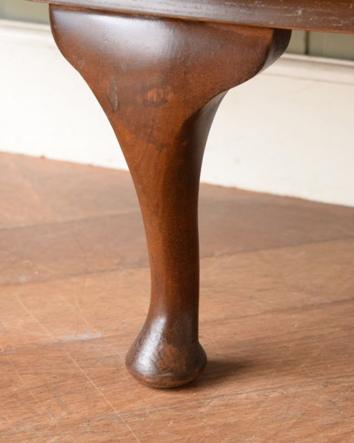 アンティークのキャビネット　アンティーク家具　イギリスのアンティーク家具、飾って楽しむハーフムーンガラスキャビネット。女性１人でもラクに運べちゃうヒミツHandleのアンティークは、脚の裏にフェルトキーパーをお付けしているので、床を滑らせれば女性でも移動がカンタンに出来ます！。(q-2109-f)