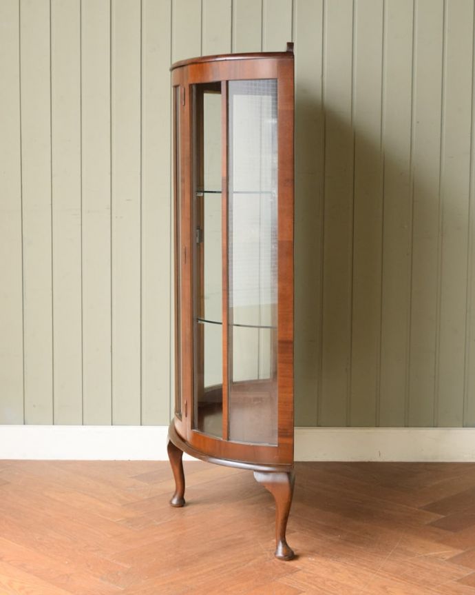 アンティークのキャビネット　アンティーク家具　イギリスのアンティーク家具、飾って楽しむハーフムーンガラスキャビネット。サイドからもたっぷりの光背板の部分以外は全てガラス。(q-2109-f)
