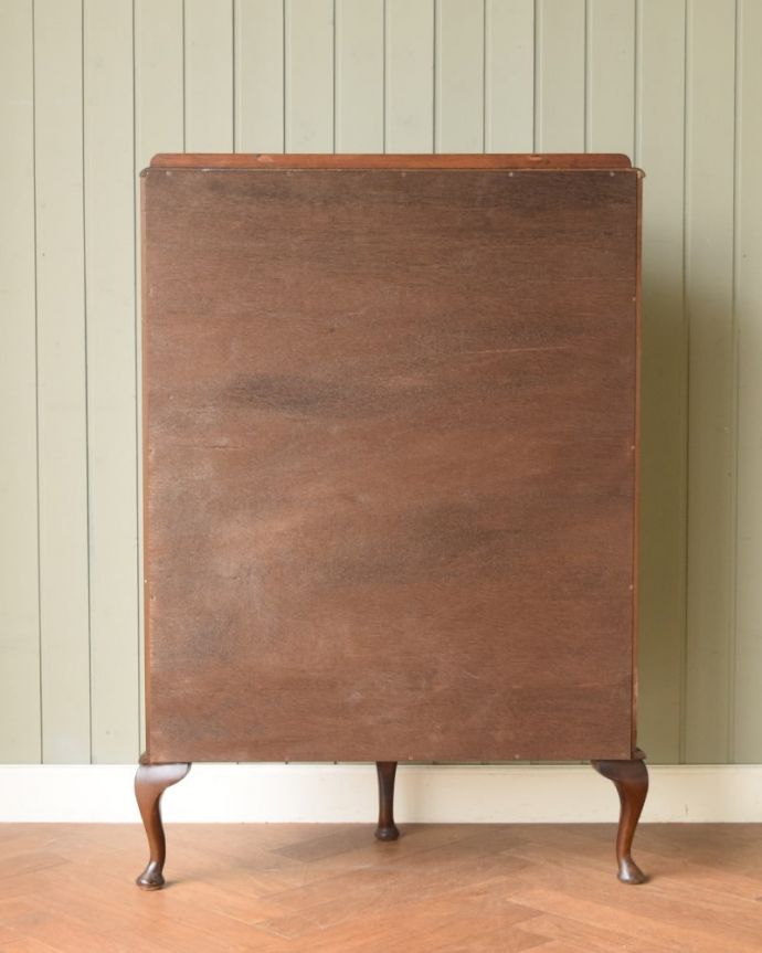 アンティークのキャビネット　アンティーク家具　イギリスのアンティーク家具、飾って楽しむハーフムーンガラスキャビネット。キレイに修復しました！アンティークは新品ではないので、経年変化によるキズはありますが、専門の職人がキレイにお直しをしているので、後ろ姿もキレイです。(q-2109-f)