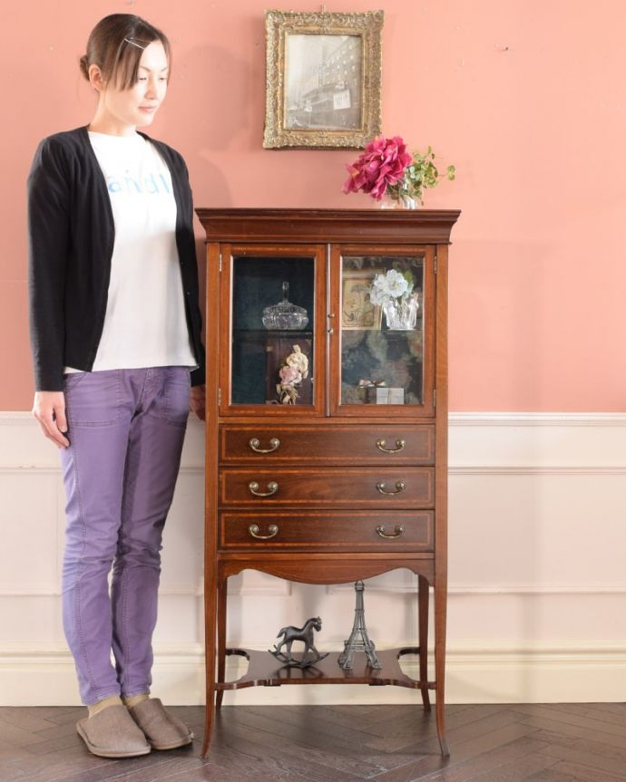 アンティークのキャビネット アンティーク家具 英国のアンティーク家具、ガラス扉が付いたミュージックキャビネット。贅沢な時間が過ごせる最上級の美しさ楽譜を美しく収納するためだけに作られたコンパクトなサイズのミュージックキャビネットは、造りも贅沢です。(q-2110-f)