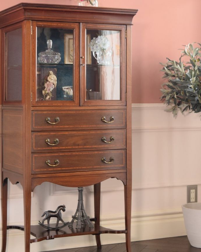 アンティークのキャビネット アンティーク家具 英国のアンティーク家具、ガラス扉が付いたミュージックキャビネット。ガラス越しに中をのぞいてみると・・・アンティークのガラスを通して中に入っているものを見ると、なんだかちょっと高級に見えるんです。(q-2110-f)