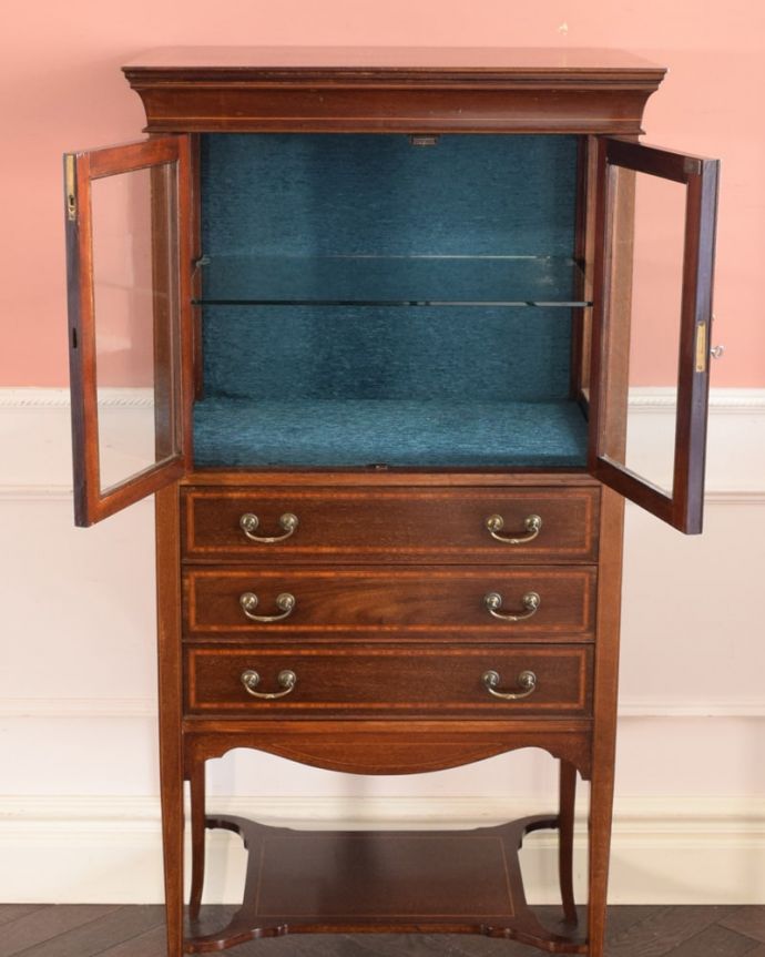 アンティークのキャビネット アンティーク家具 英国のアンティーク家具、ガラス扉が付いたミュージックキャビネット。扉を開けてみると・・・贅沢な造りの家具に合わせて、しっかり修復しました。(q-2110-f)