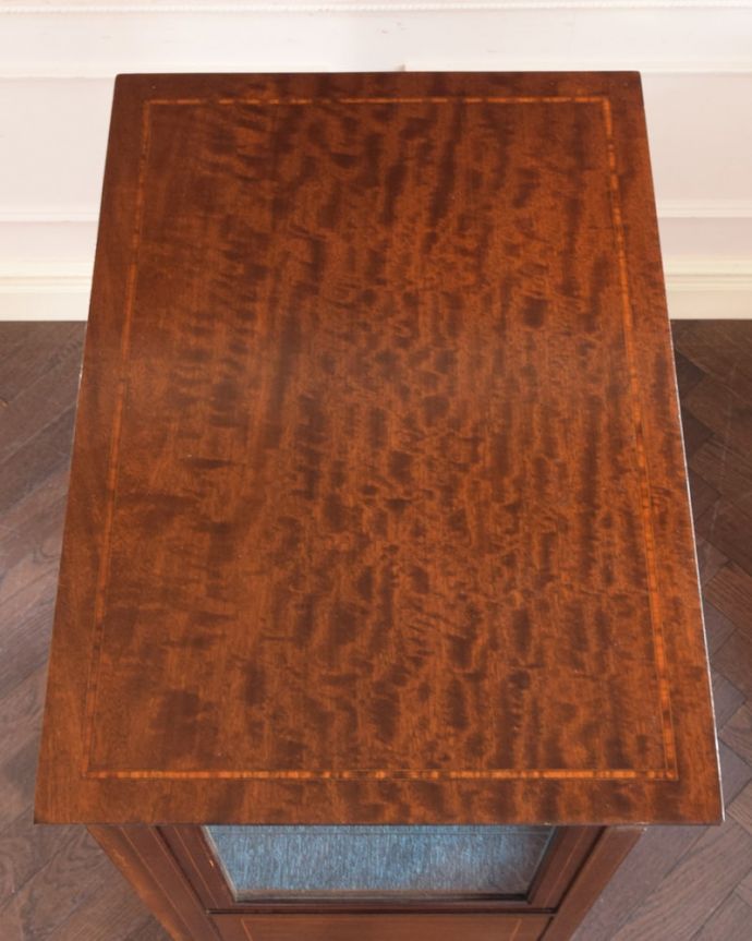 アンティークのキャビネット アンティーク家具 英国のアンティーク家具、ガラス扉が付いたミュージックキャビネット。家具を上から見てみましょう目線に入る天板の上もしっかりと修復しました。(q-2110-f)