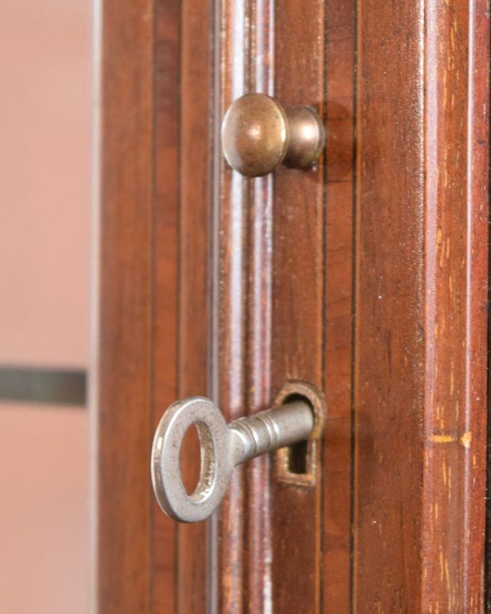 アンティークのキャビネット アンティーク家具 英国のアンティーク家具、ガラス扉が付いたミュージックキャビネット。開ける度にワクワク取っ手もアンティークらしい贅沢なデザイン。(q-2110-f)