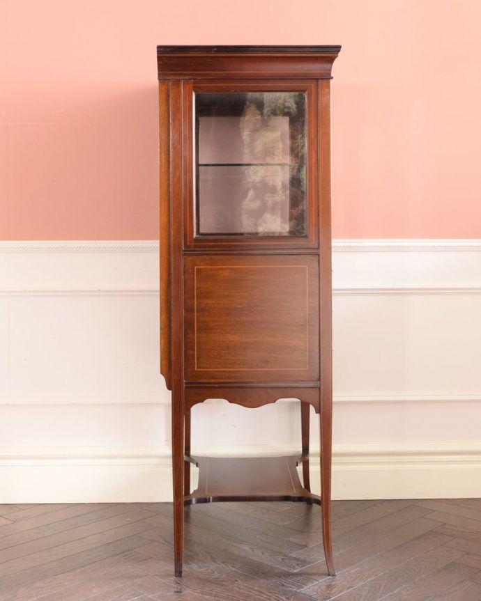 アンティークのキャビネット アンティーク家具 英国のアンティーク家具、ガラス扉が付いたミュージックキャビネット。もちろん横顔も美しいしっかりお直ししたので、どこから見ても美しい自信があります。(q-2110-f)
