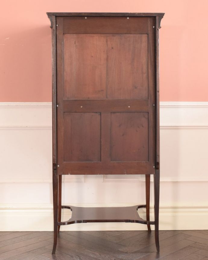 アンティークのキャビネット アンティーク家具 英国のアンティーク家具、ガラス扉が付いたミュージックキャビネット。後ろ姿にも気を使っていますアンティークは新品ではないので、経年変化によるキズはありますが、専門の職人がしっかり修復したので後ろ姿も美しいんです。(q-2110-f)
