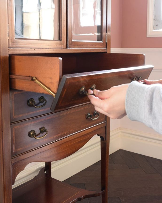 アンティークのキャビネット アンティーク家具 英国のアンティーク家具、ガラス扉が付いたミュージックキャビネット。簡単に出し入れ出来ますちゃんと動くように修復したので、引き出し部分は楽譜を入れるために引き出しやすくなっています。(q-2110-f)