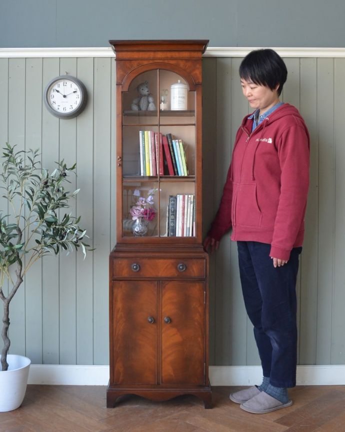 アンティークのキャビネット アンティーク家具 英国から届いたアンティークの家具、上品なデザインのガラスキャビネット。英国らしい堂々とした風格のあるガラスキャビネット重厚感ある佇まいで、落ち着いた雰囲気を演出してくれる英国のキャビネット。(q-2111-f)