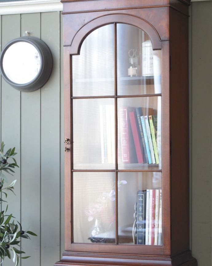 アンティークのキャビネット アンティーク家具 英国から届いたアンティークの家具、上品なデザインのガラスキャビネット。ガラス越しに中をのぞいてみると・・・アンティークのガラスを通して中に入っているものを見ると、なんだかちょっと高級に見えるんです。(q-2111-f)
