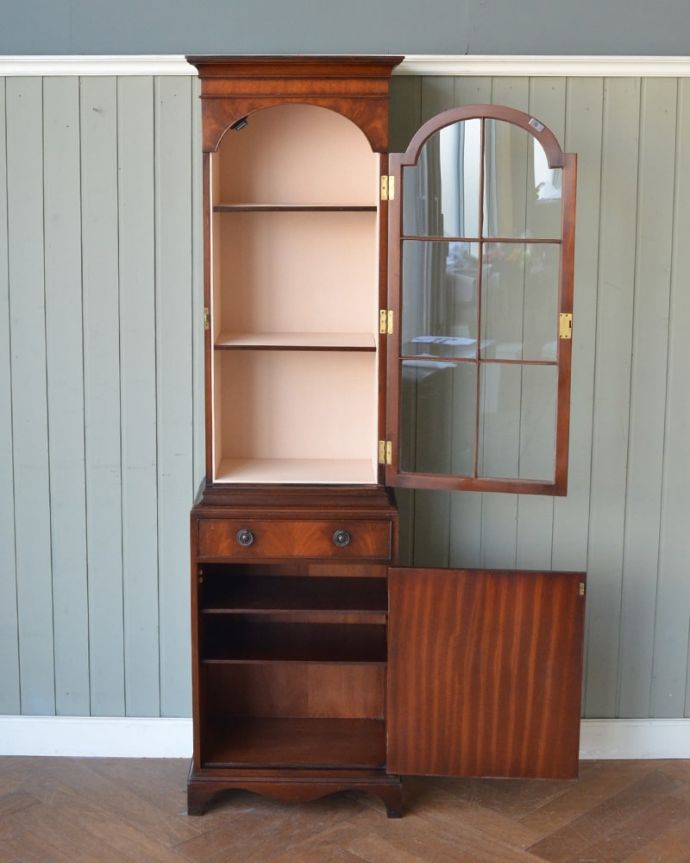 アンティークのキャビネット アンティーク家具 英国から届いたアンティークの家具、上品なデザインのガラスキャビネット。扉を開けると・・・重い本がたっぷり収納できるように頑丈に作られています。(q-2111-f)