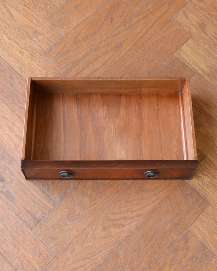 アンティークのキャビネット アンティーク家具 英国から届いたアンティークの家具、上品なデザインのガラスキャビネット。引き出しの中もキレイですもちろん引き出しの中も職人がキレイに修復しました。(q-2111-f)