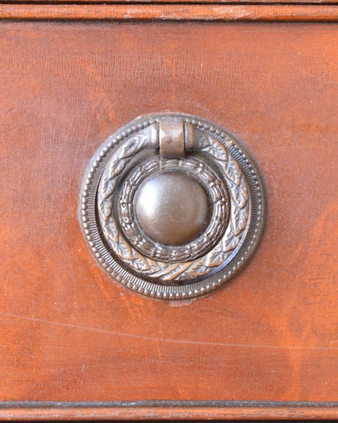 アンティークのキャビネット アンティーク家具 英国から届いたアンティークの家具、上品なデザインのガラスキャビネット。英国らしいドッシリ感アンティーク家具は取っ手もカッコイイんです。(q-2111-f)