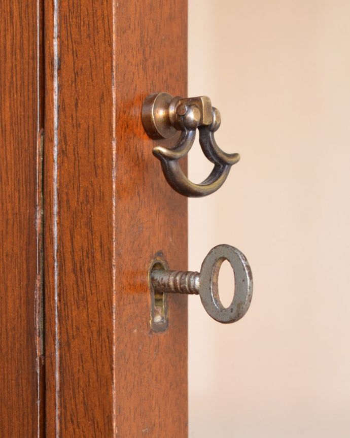 アンティークのキャビネット アンティーク家具 英国から届いたアンティークの家具、上品なデザインのガラスキャビネット。小さなパーツにもこだわりカギも使えるように修復しました。(q-2111-f)