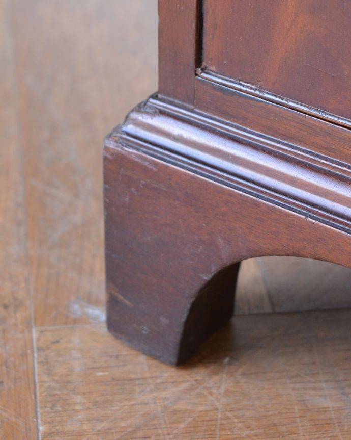 アンティークのキャビネット アンティーク家具 英国から届いたアンティークの家具、上品なデザインのガラスキャビネット。女性1人でラクラク運べちゃう仕掛けHandleのアンティークは、脚の裏にフェルトキーパーをお付けしています。(q-2111-f)