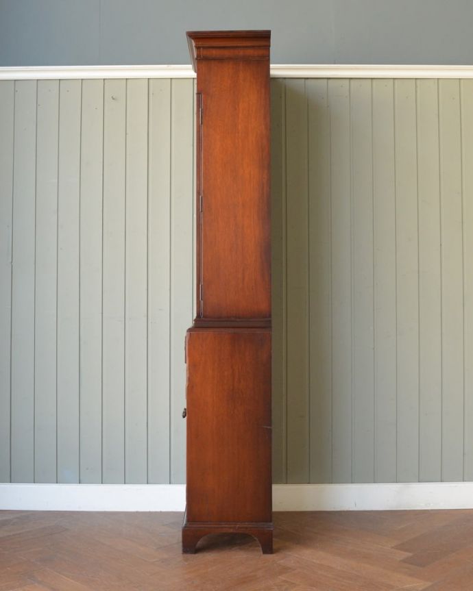 アンティークのキャビネット アンティーク家具 英国から届いたアンティークの家具、上品なデザインのガラスキャビネット。横から見てもステキ横顔だって英国アンティークらしくカッコイイんです。(q-2111-f)