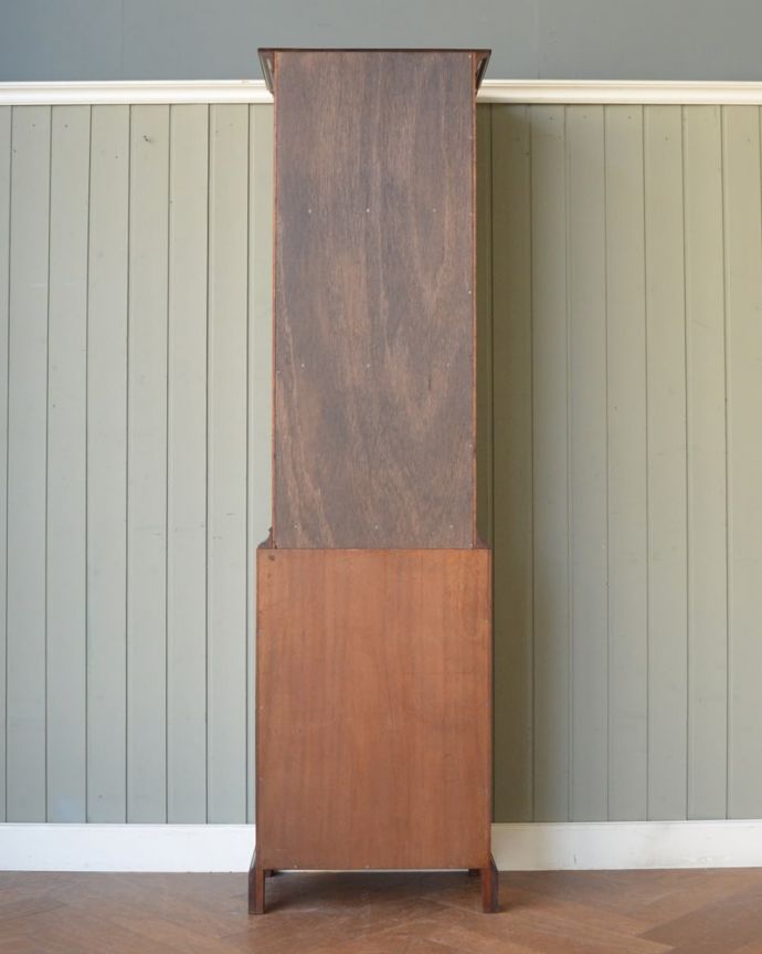 アンティークのキャビネット アンティーク家具 英国から届いたアンティークの家具、上品なデザインのガラスキャビネット。後姿もキレイですアンティークは新品ではないので、もちろん経年変化によるキズはありますが、専門の職人が修復したので後ろ姿までキレイです。(q-2111-f)