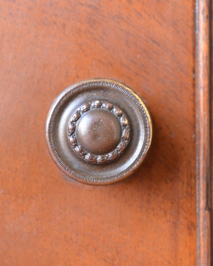 アンティークのキャビネット アンティーク家具 英国から届いたアンティークの家具、上品なデザインのガラスキャビネット。扉の取っ手取っ手だけを見ていても現代とは違って良質な素材が使われているのが分かります。(q-2111-f)