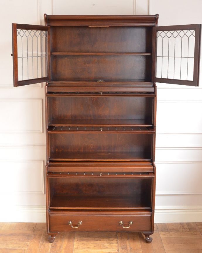 アンティーク本棚の扉の中