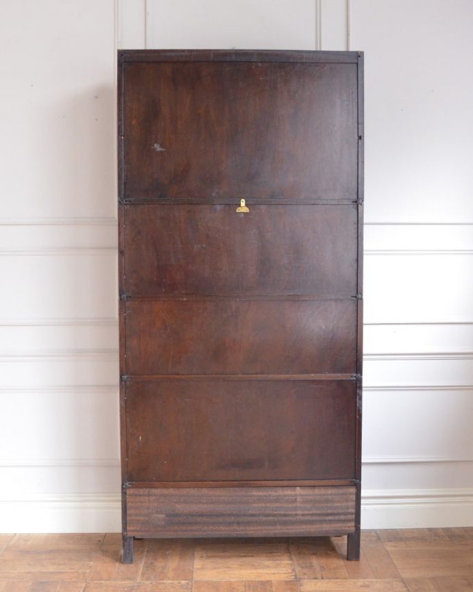 チェストの後ろ姿