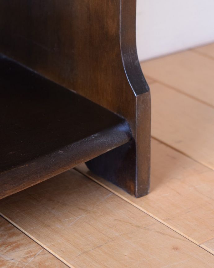 アンティークのキャビネット アンティーク家具 イギリスのアンティーク家具、たっぷり本が収納できるブックシェルフ。女性1人でラクラク運べちゃう仕掛けHandleのアンティークは、脚の裏にフェルトキーパーをお付けしています。(q-2114-f)