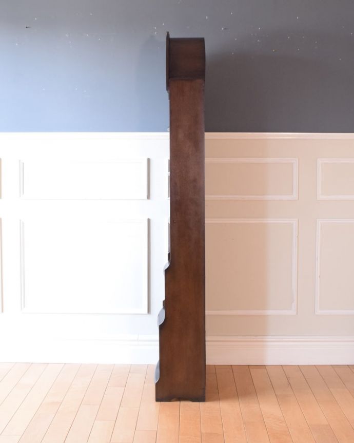 アンティークのキャビネット アンティーク家具 イギリスのアンティーク家具、たっぷり本が収納できるブックシェルフ。横から見てもステキしっかり修復したので、横顔だって美しいんです。(q-2114-f)