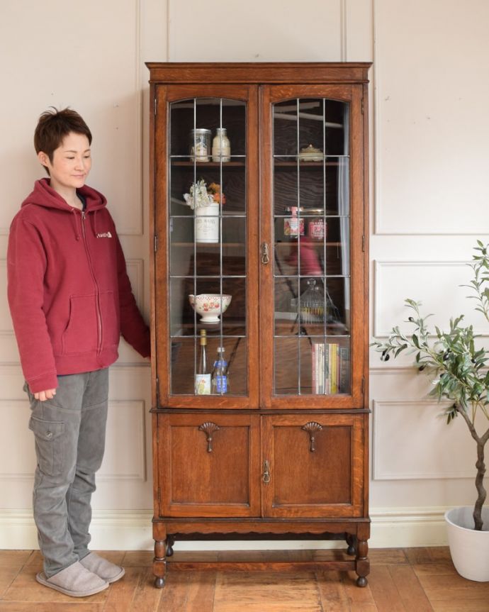 アンティークのキャビネット アンティーク家具 英国のアンティーク本棚、ステンドグラスの扉が美しいアンティークのブックケース。お気に入りの本や雑貨や本を並べてみましょう。(q-2115-f)