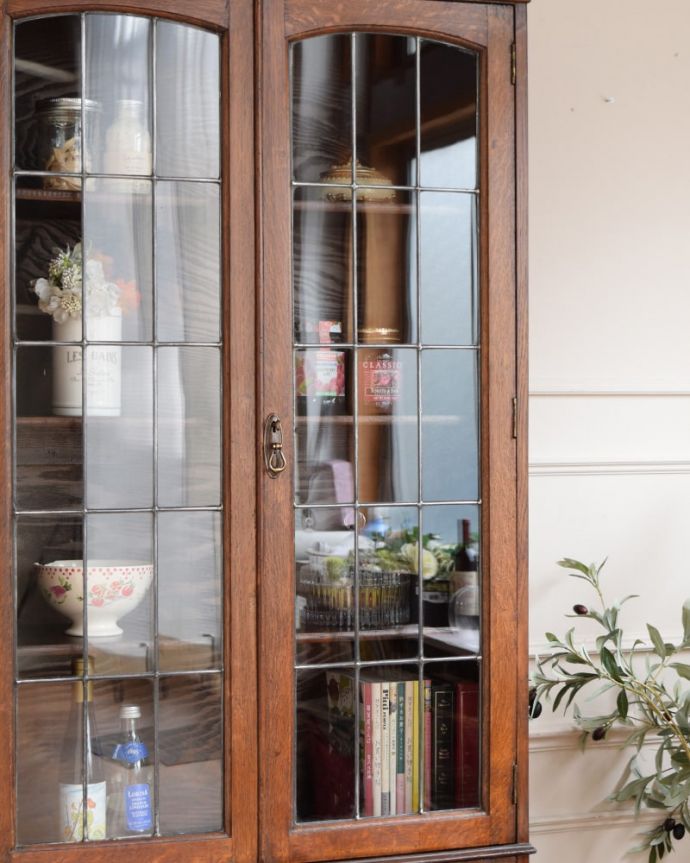 アンティークのキャビネット アンティーク家具 英国のアンティーク本棚、ステンドグラスの扉が美しいアンティークのブックケース。まずはステンドグラスを楽しみましょう現代のように機械が発達していない時代に作られたステンドグラス。(q-2115-f)