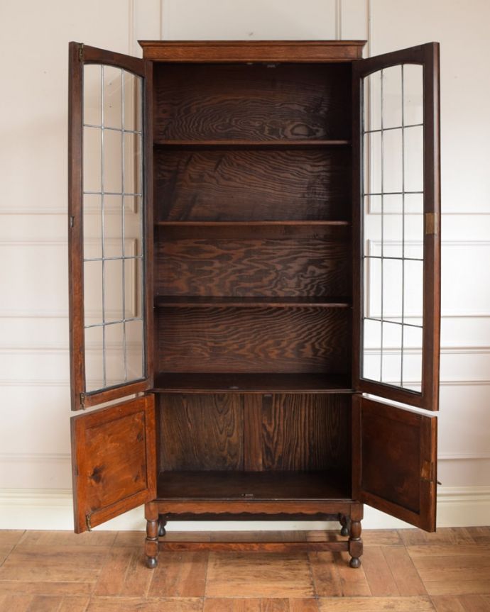 アンティークのキャビネット アンティーク家具 英国のアンティーク本棚、ステンドグラスの扉が美しいアンティークのブックケース。扉の中は、しっかりと収納できる棚板重いものもたっぷり収納できる木製の棚板タイプ。(q-2115-f)