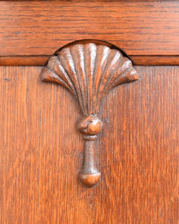 アンティークのキャビネット アンティーク家具 英国のアンティーク本棚、ステンドグラスの扉が美しいアンティークのブックケース。ここの彫も最上級の美しさいろんな部分の美しさが重なり合って、最上級の美しさを醸し出してくれます。(q-2115-f)