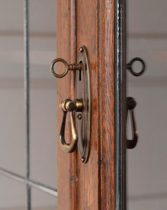 アンティークのキャビネット アンティーク家具 英国のアンティーク本棚、ステンドグラスの扉が美しいアンティークのブックケース。小さなパーツにもこだわりカギも使えるように修復しました。(q-2115-f)