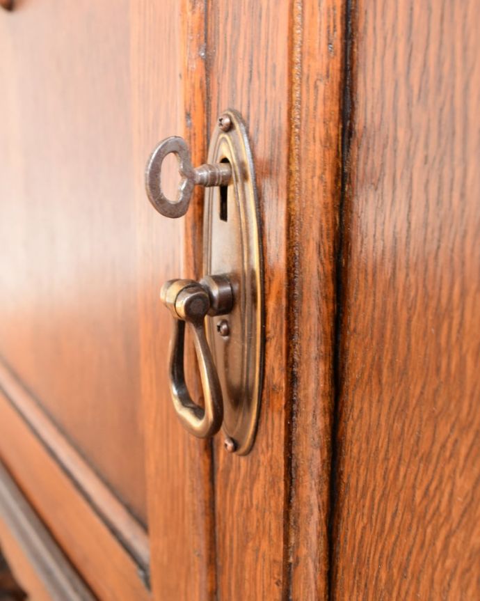 アンティークのキャビネット アンティーク家具 英国のアンティーク本棚、ステンドグラスの扉が美しいアンティークのブックケース。開ける度にワクワク取っ手だけを見ていても現代とは違って良質な素材が使われているのが分かります。(q-2115-f)