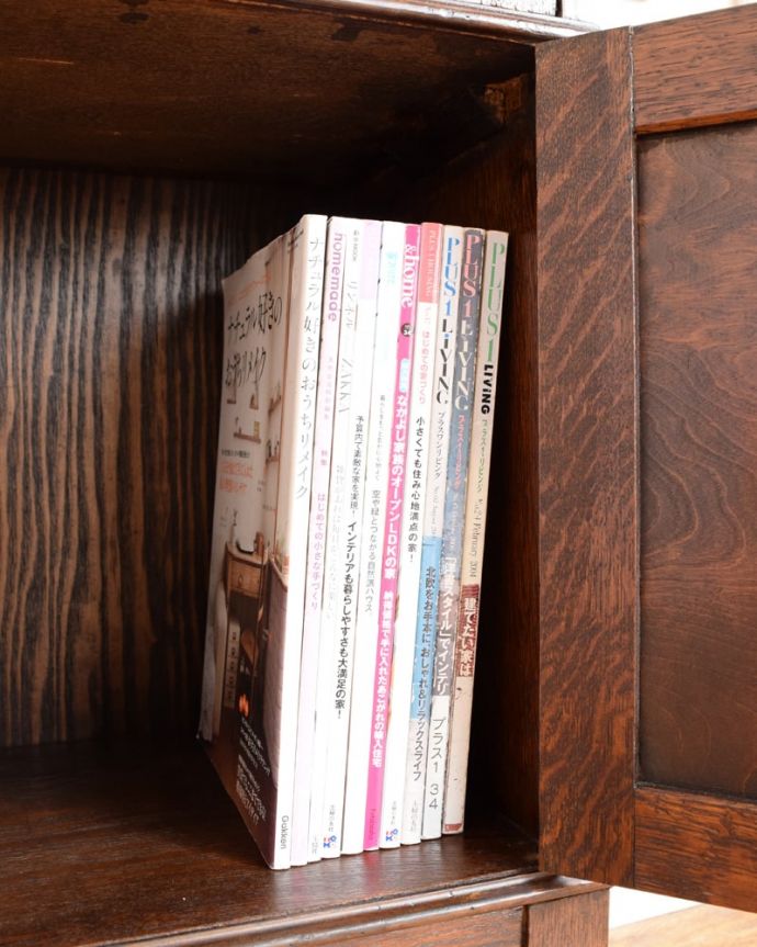 アンティークのキャビネット アンティーク家具 英国のアンティーク本棚、ステンドグラスの扉が美しいアンティークのブックケース。扉の中は収納たっぷりA4サイズの雑誌までしっかり収納出来ちゃう大きさ。(q-2115-f)