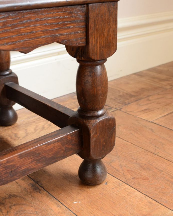 アンティークのキャビネット アンティーク家具 英国のアンティーク本棚、ステンドグラスの扉が美しいアンティークのブックケース。女性1人でラクラク運べちゃうんですHandleのアンティークは、脚の裏にフェルトキーパーをお付けしています。(q-2115-f)