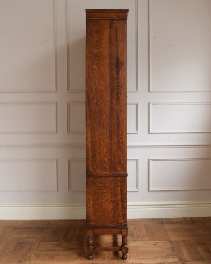 アンティークのキャビネット アンティーク家具 英国のアンティーク本棚、ステンドグラスの扉が美しいアンティークのブックケース。横から見てもステキ横から見るとこんな感じ。(q-2115-f)