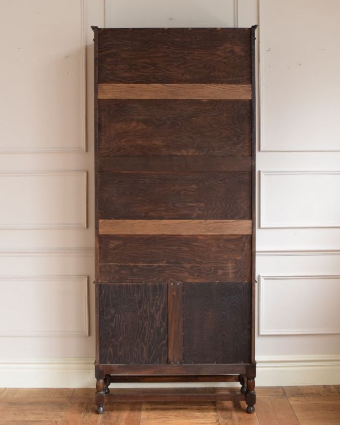 アンティークのキャビネット アンティーク家具 英国のアンティーク本棚、ステンドグラスの扉が美しいアンティークのブックケース。後ろ姿にも気を使ってますアンティークは新品ではないので、もちろん経年変化によるキズはありますが、専門の職人がキレイにお直しをしているので、後ろ姿までキレイです。(q-2115-f)