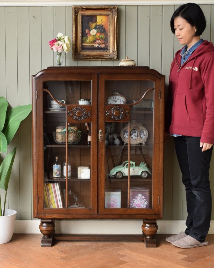 英国アンティークのガラスキャビネット