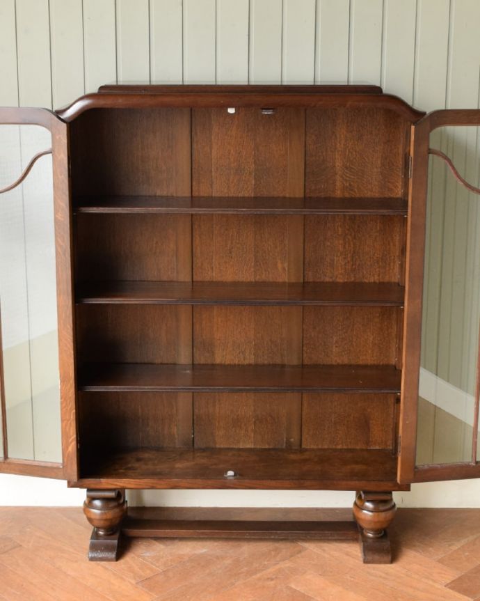 ガラスキャビネットの扉の中