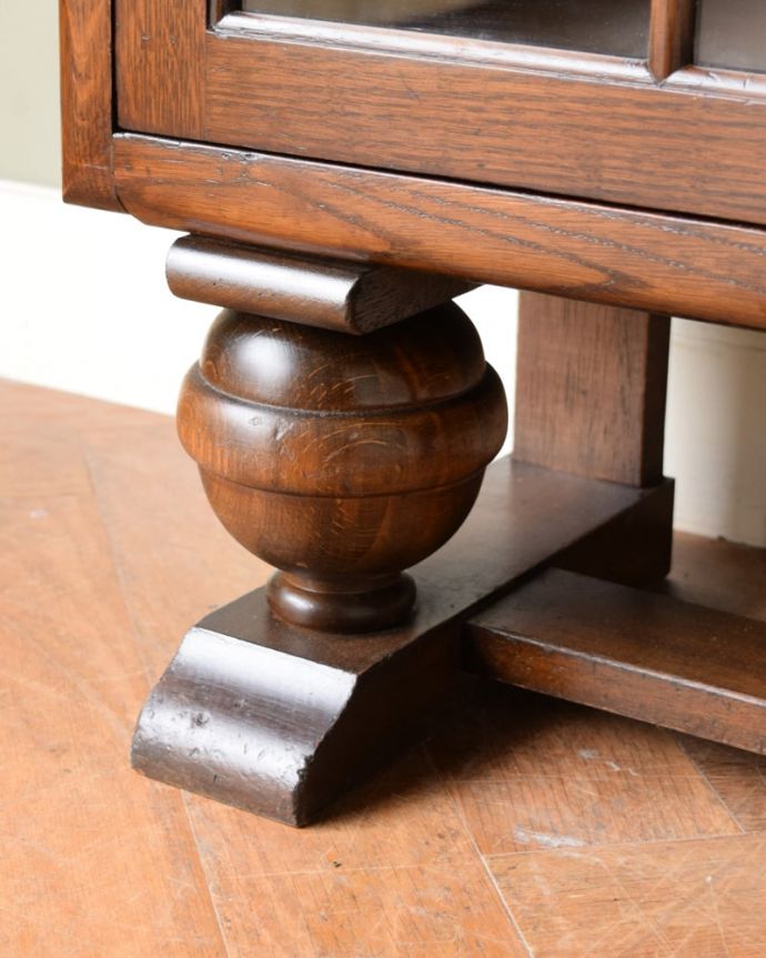 アンティークキャビネットの脚