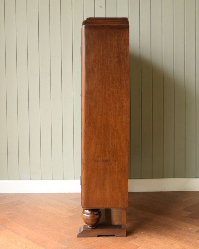 ガラスキャビネットの側面