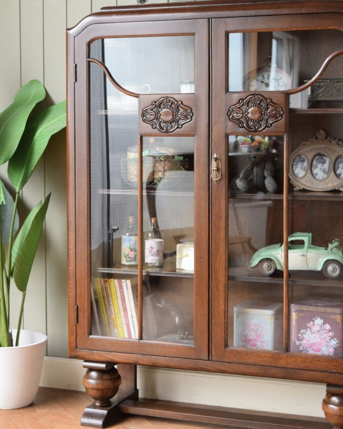 ガラス扉のおしゃれなキャビネット