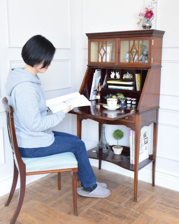 ビューロー　アンティーク家具　英国のアンティーク書斎机、飾り棚とデスクが付いた気品溢れるビューローブックケース。あっという間に自分だけの贅沢デスク扉を前に倒すとデスクが登場。(q-2117-f)